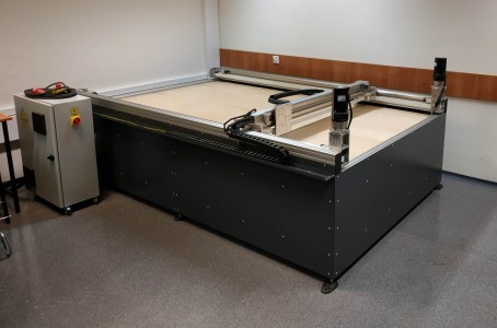 Maszyna CNC o kinematyce równoległej H-Bot. Kliknij, aby powiększyć zdjęcie.